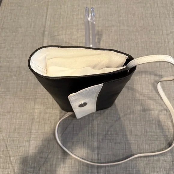 Furla Leather Black and White Clutch with removable crossbody/shoulder strap - Picture 4 of 12